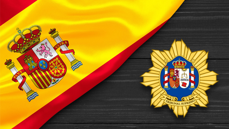 La Bandera de España y los Logotipos del Tribunal Supremo de España sobre una mesa.